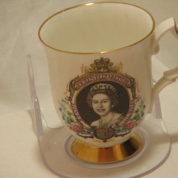 Queen Elizabeth Silver Jubilee 1952-1977 Commemorative Cup - Picture 3 of 4